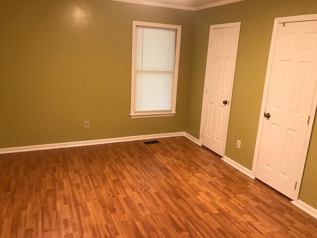 Building Photo - Nice Updated 3 bedrom 2 Bath Home in Becke...