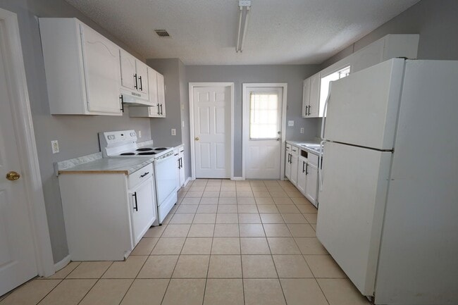 Building Photo - 2570 Marathon Dr