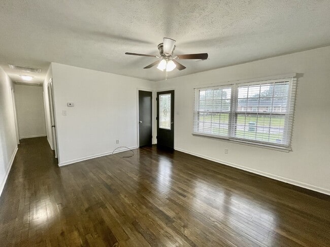 Building Photo - 3 Bed, 2 Bath Nest Near Cape Fear Valley