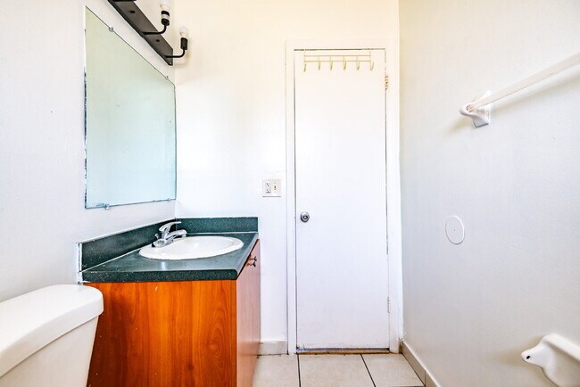 Building Photo - Bright & Spacious 1BR Near Everything You ...
