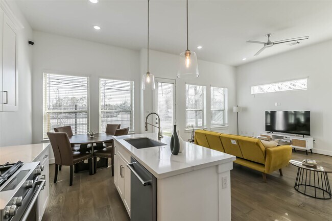 Building Photo - 308 Queen Sude Ln