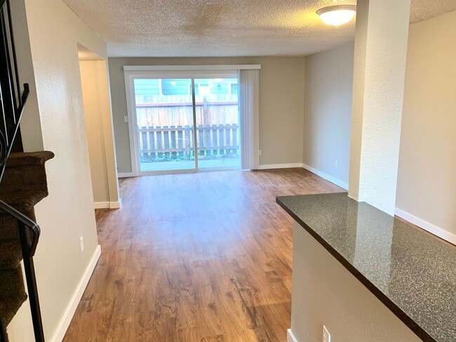 Building Photo - 2 Bedroom Town House!