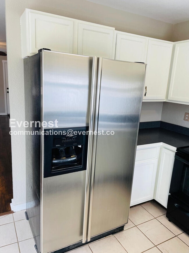 Building Photo - 2107 S Acoma St