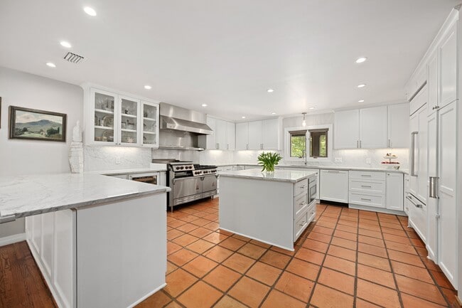 Building Photo - 907 Crystal Creek Dr