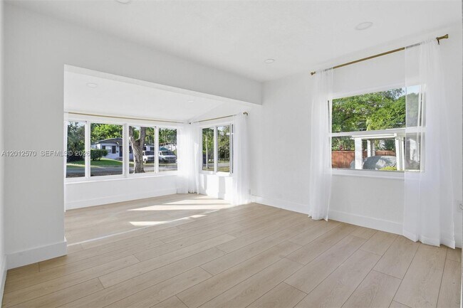 Building Photo - 461 Plover Ave