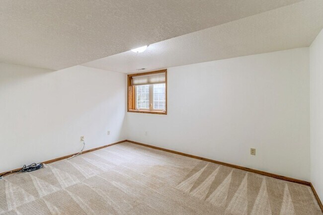 Building Photo - GREAT LOCATION IN COUNTRY CLUB!! 4 Bedroom, 3.5 Bathroom Home in Clive