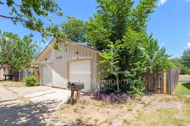 Building Photo - 205 W William Cannon Dr