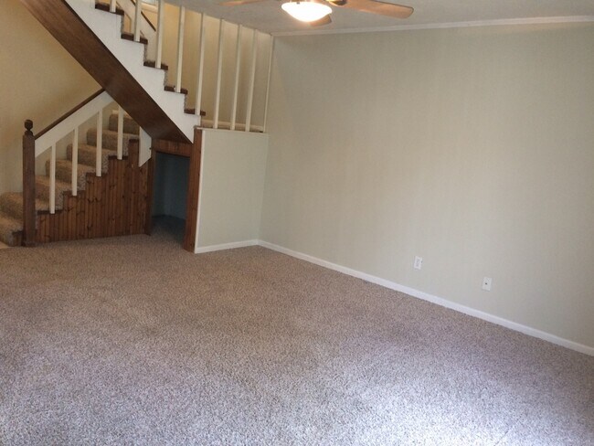 Building Photo - 1905 Blackthorn Dr