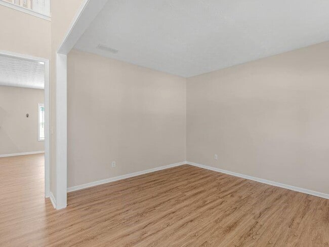 Building Photo - 362 Interlake