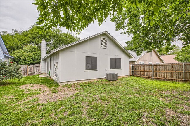 Building Photo - Cozy Single Story!!