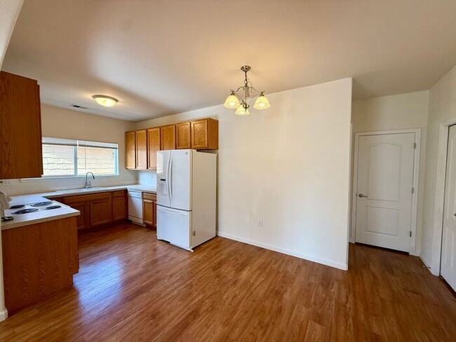 Building Photo - MUST SEE 2 Bed/2 Bath Condo in the Lakeshore at Centerra!