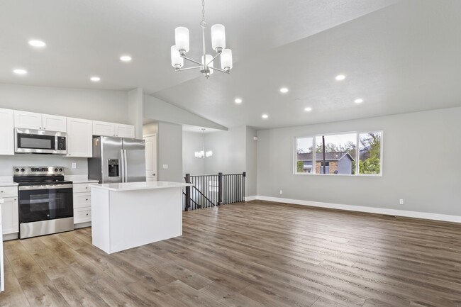 Building Photo - 579 6th St