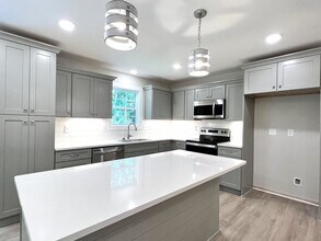 Building Photo - TOWNHOME ON WEST SIDE NEAR FIVE OAKS GOLF COURSE!