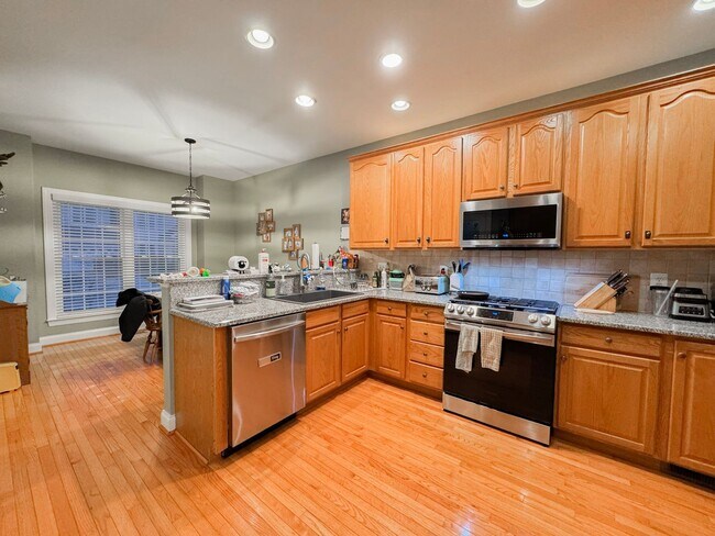 Building Photo - Lavish 4 Bed 3.5 Bath Home With Sunroom & Large Recreation Room In Desired South Riding