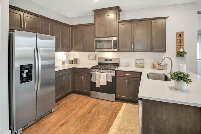 Building Photo - Stunning unit in 55+ community