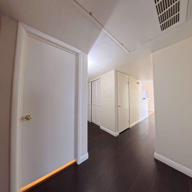 Building Photo - 3 Bedroom | 2nd Floor | Laminate Floors | Gated Community