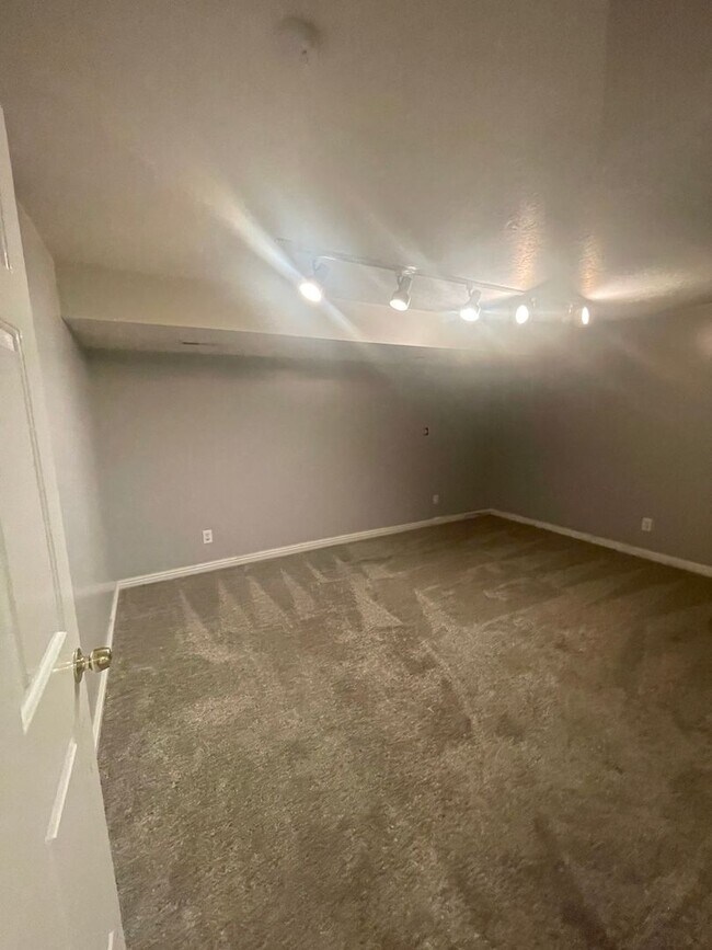 Building Photo - 550 E 250 N