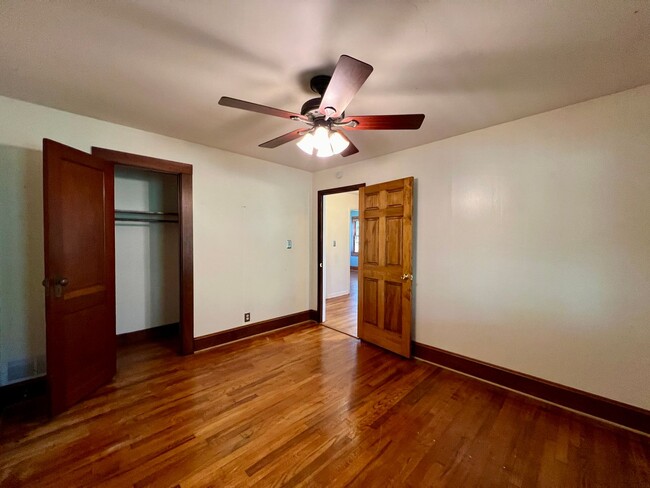 Building Photo - 3 Bedroom, 1 Bath, Nice Backyard!