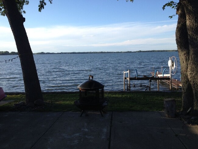 Building Photo - Fully Furnished Lake Home Available Sept. 15th, thru May 15th