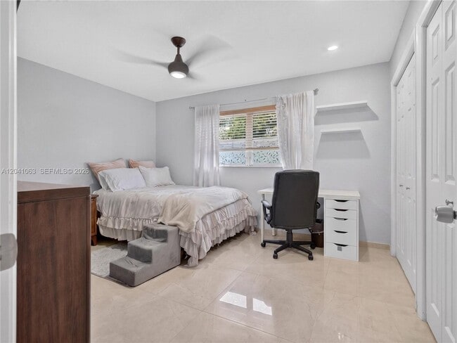 Building Photo - 16641 Royal Poinciana Dr
