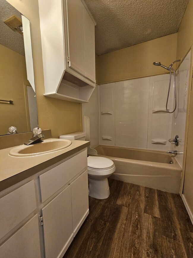 Building Photo - (3) Bed/(2) Bath West Norman Townhome Available NOW!