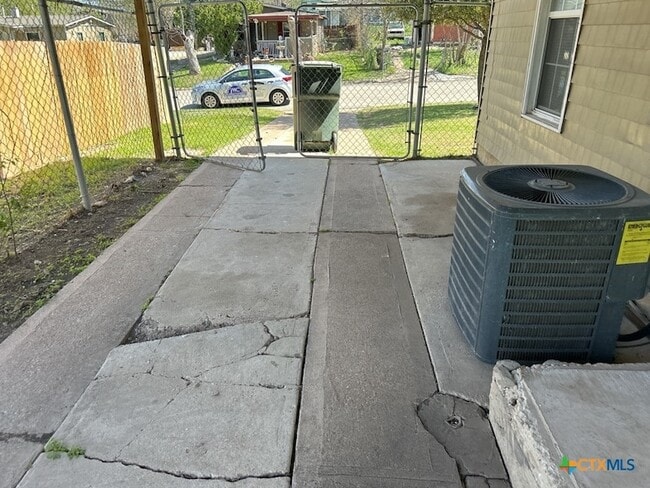 Building Photo - 905 Evergreen Dr