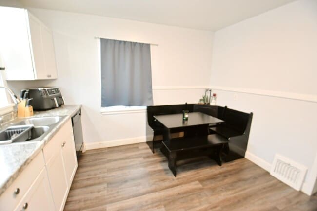 Building Photo - 3 bedroom home located 1 mile from the University of Notre Dame