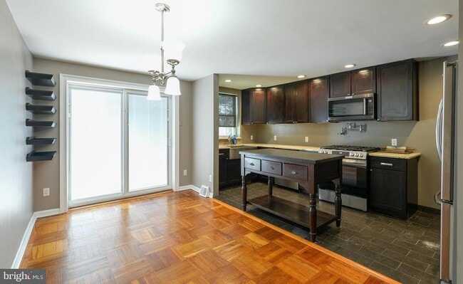 Building Photo - 3161 S Sydenham St