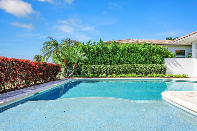 Building Photo - 528 Les Jardin Dr