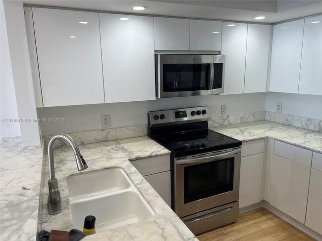 Building Photo - 5600 Collins Ave