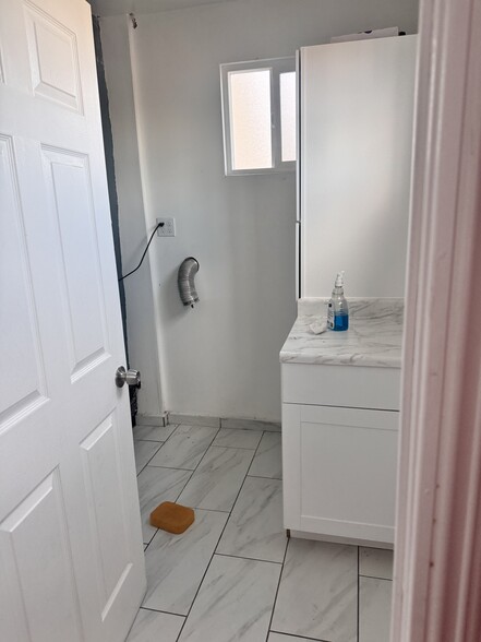 Laundry room - 3064 Inez St