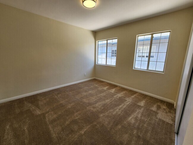 Building Photo - Charming 3 Bedroom / 2 Bathroom Home with ...