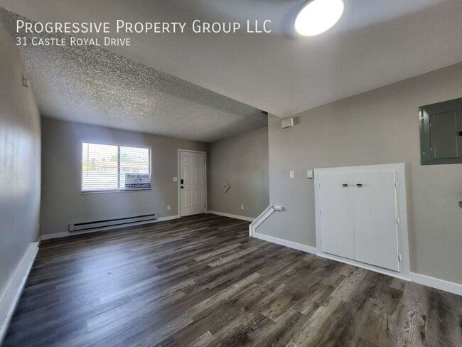 Building Photo - Remodeled 2-Bedroom Townhome !