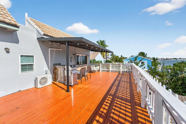 Building Photo - 300 E 24th St