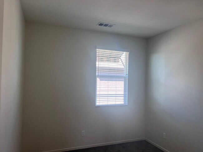 Building Photo - Gorgeous Like-New 4BD/3.5BA Oceanside Townhome! Bright & Airy Open Floor Plan, Stainless Applianc...