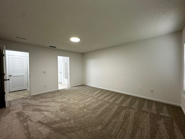 Building Photo - Close to Shopping, Restaurants, Schools & Beach!