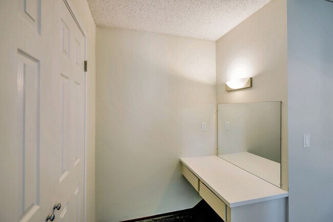 Building Photo - 2bed/2.5bath Townhouse with Updated Kitchen!