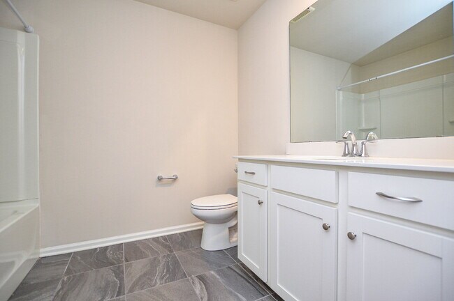Building Photo - Easy Tega Cay Living in a Thoughtfully Updated Townhome