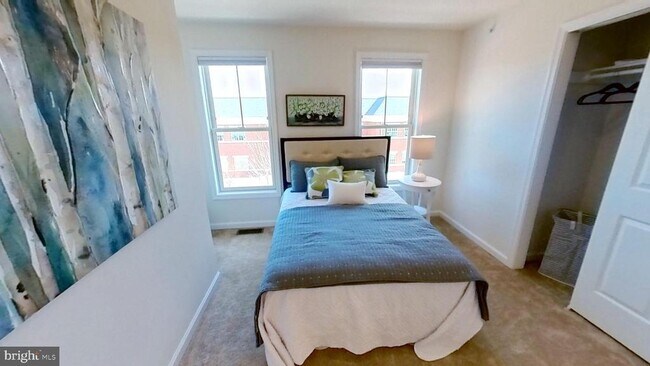 Building Photo - 801 Mapleton Ave