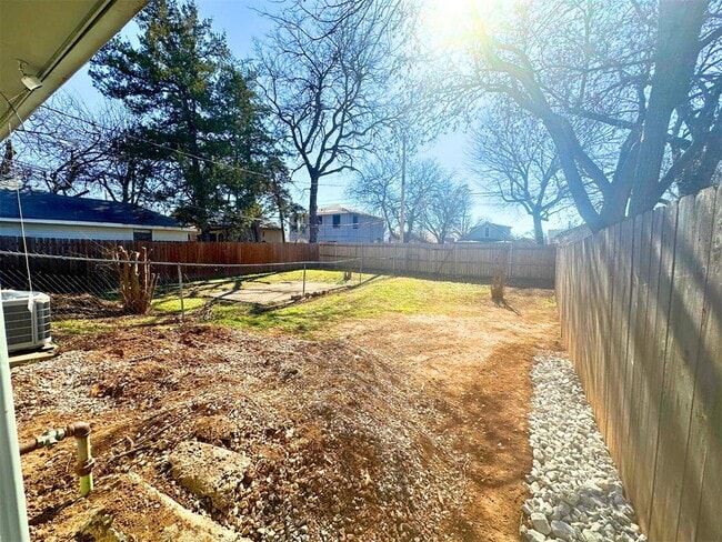 Building Photo - 910 NW Dearborn Ave