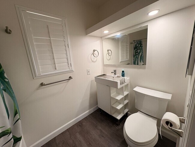 Building Photo - ***MOVE-IN SPECIAL*** AVAILABLE NOW! 2 Bedroom 2 bathroom upstairs unit located in Ontario