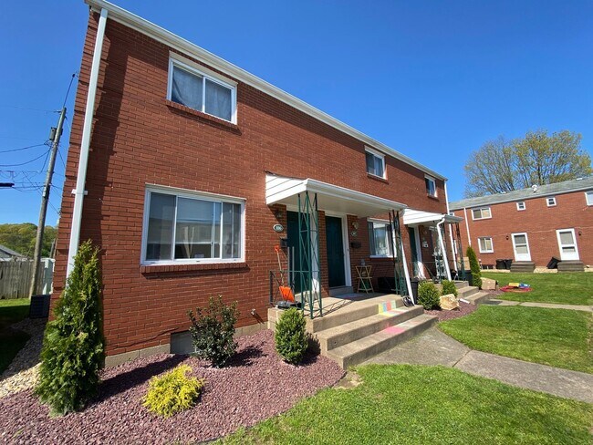 Building Photo - Outstanding Two Bedroom in Cheswick! Central A/C, Off-Street Parking & More!! Call Today!