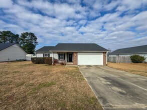 Building Photo - Charming 3 Bed 2 Bath Raeford Home with Fenced Backyard