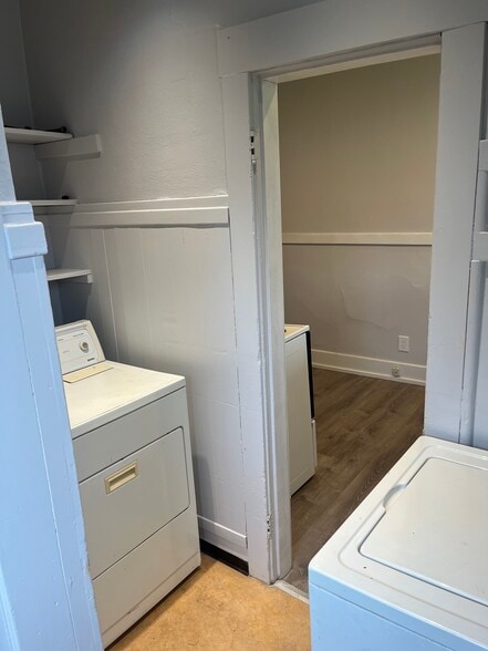 Building Photo - 1502 N Oakes St