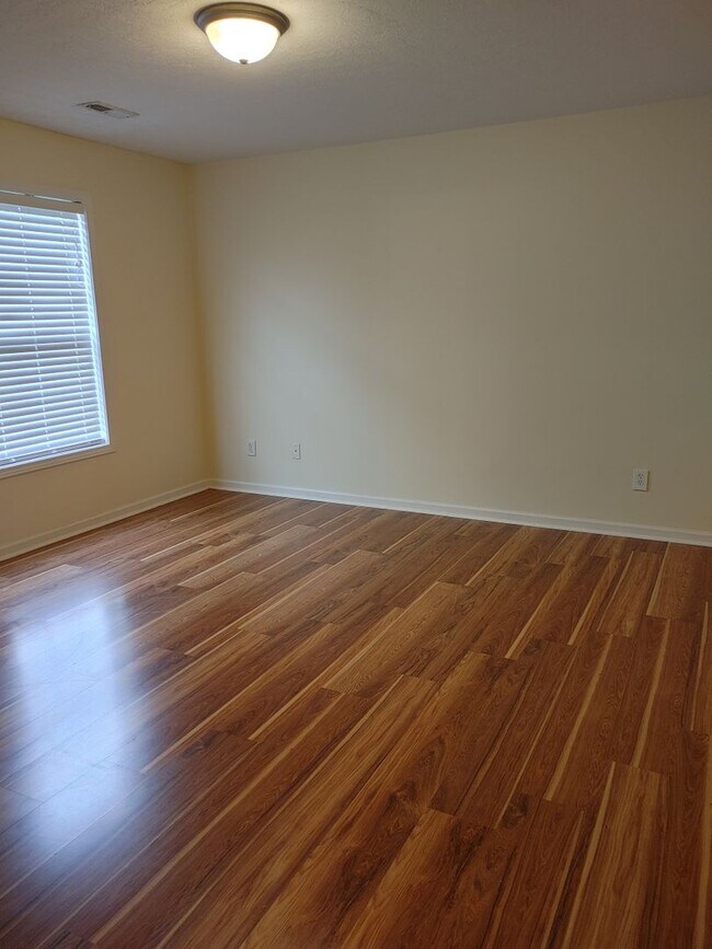 Building Photo - West Knoxville 37909 - Beautiful & newly remodeled with 4 bedroom, 3.5 baths - Call Sharon Arnwin...