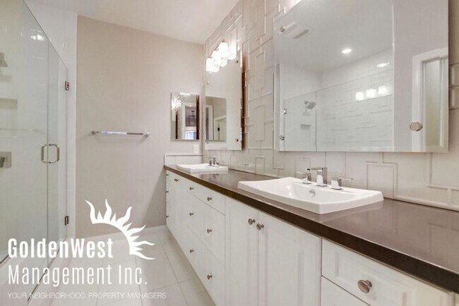 Building Photo - Gorgeous 2Bdm 2.5Ba Custom Model Townhouse in a Gated Community