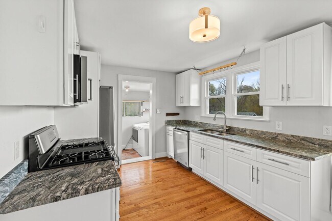 Building Photo - Gorgeous Home in Durham Near Downtown