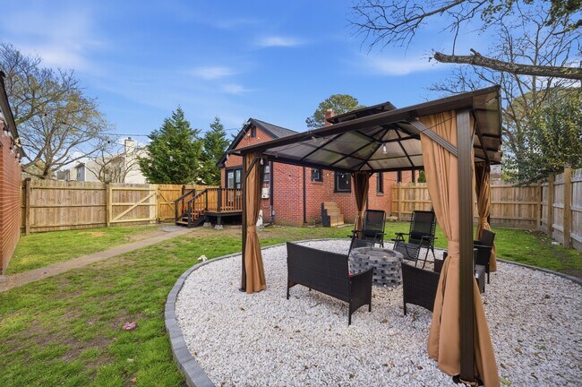 Building Photo - 1080 Green St