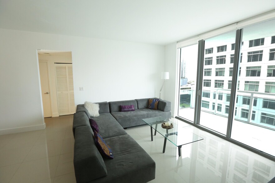 Building Photo - 950 Brickell Bay Dr