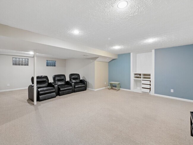 Building Photo - 7879 Yellowwood Dr